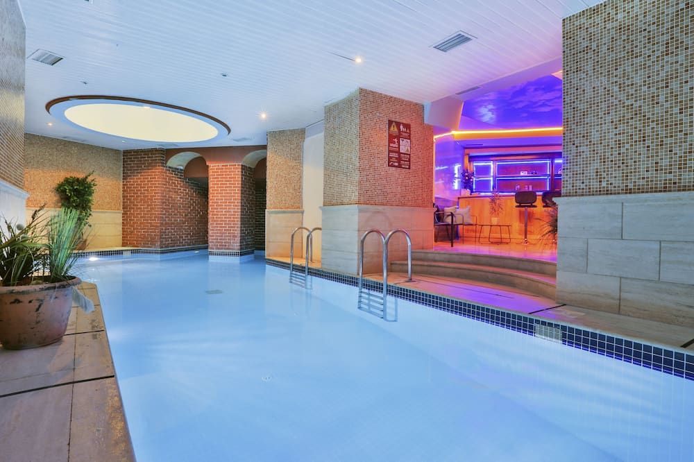 حوض السباحة