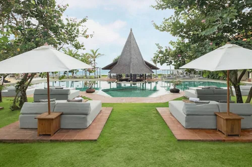 حوض السباحة