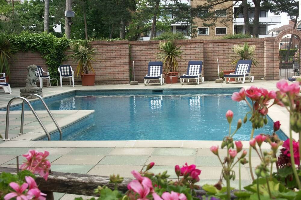 حوض السباحة