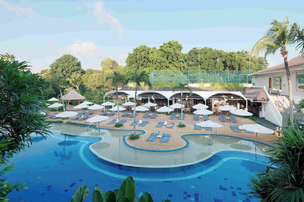 حوض السباحة