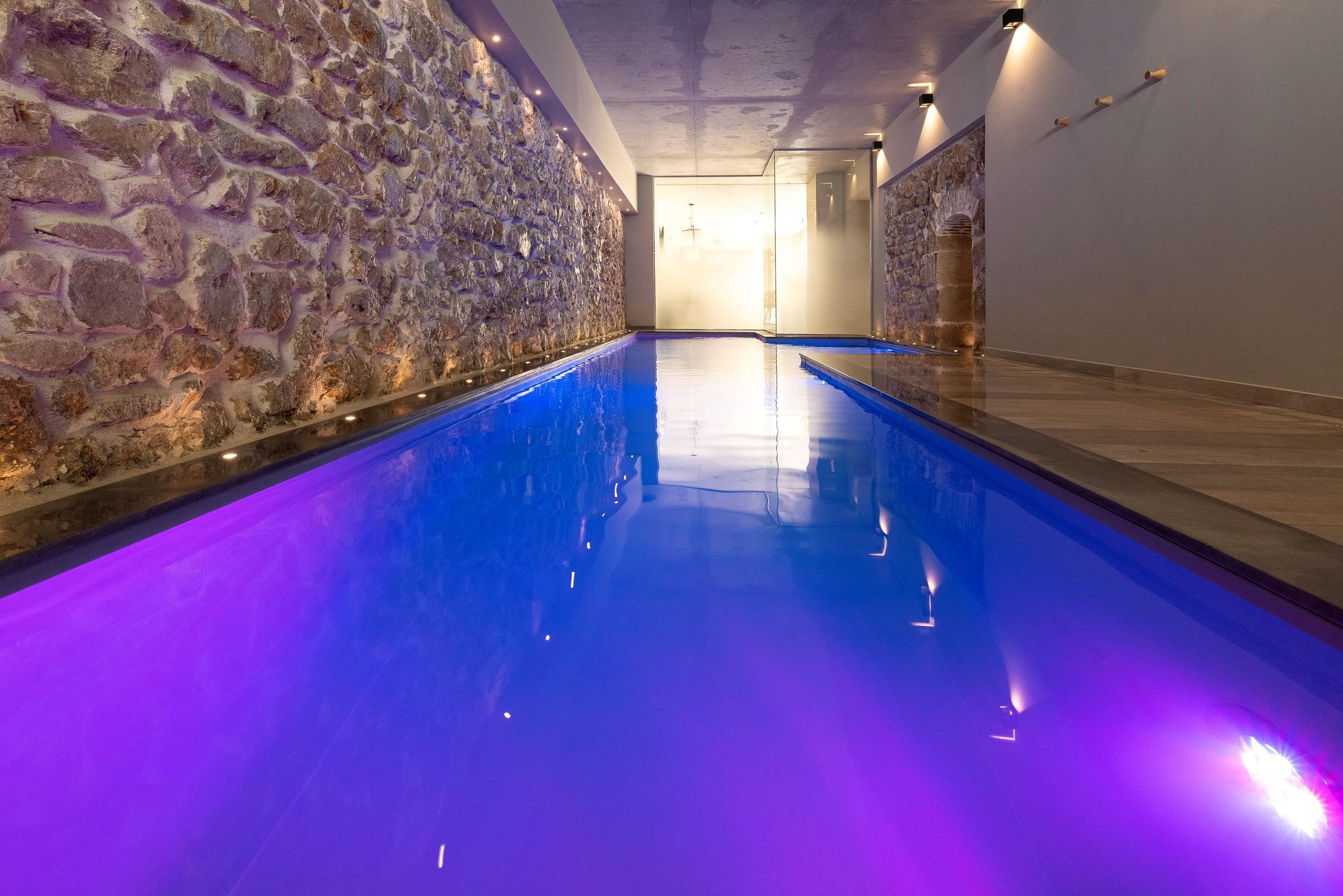 حوض السباحة