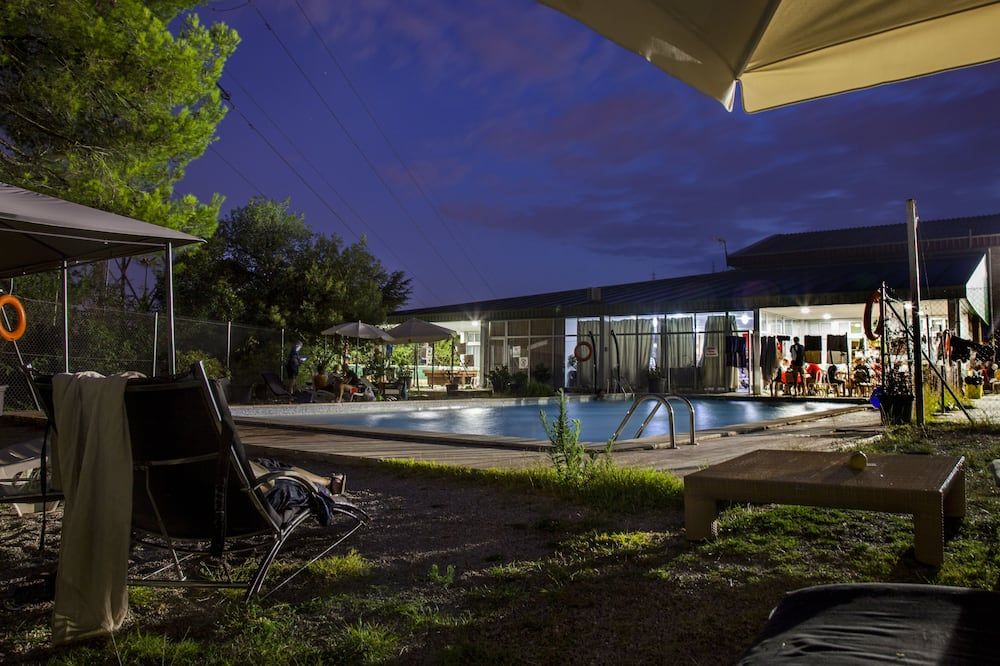 حوض السباحة