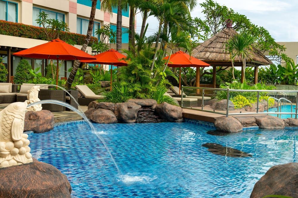 حوض السباحة