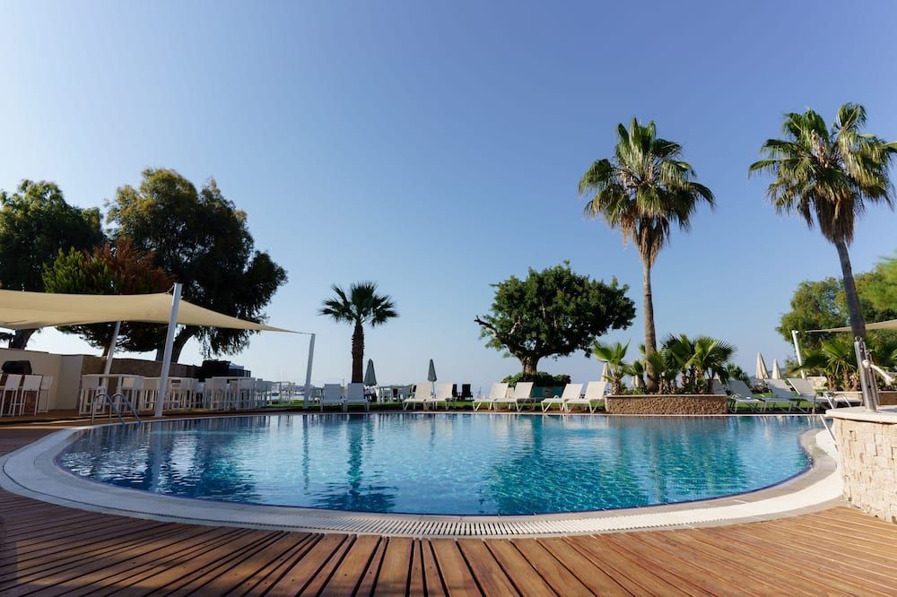 حوض السباحة