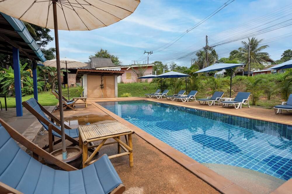 حوض السباحة