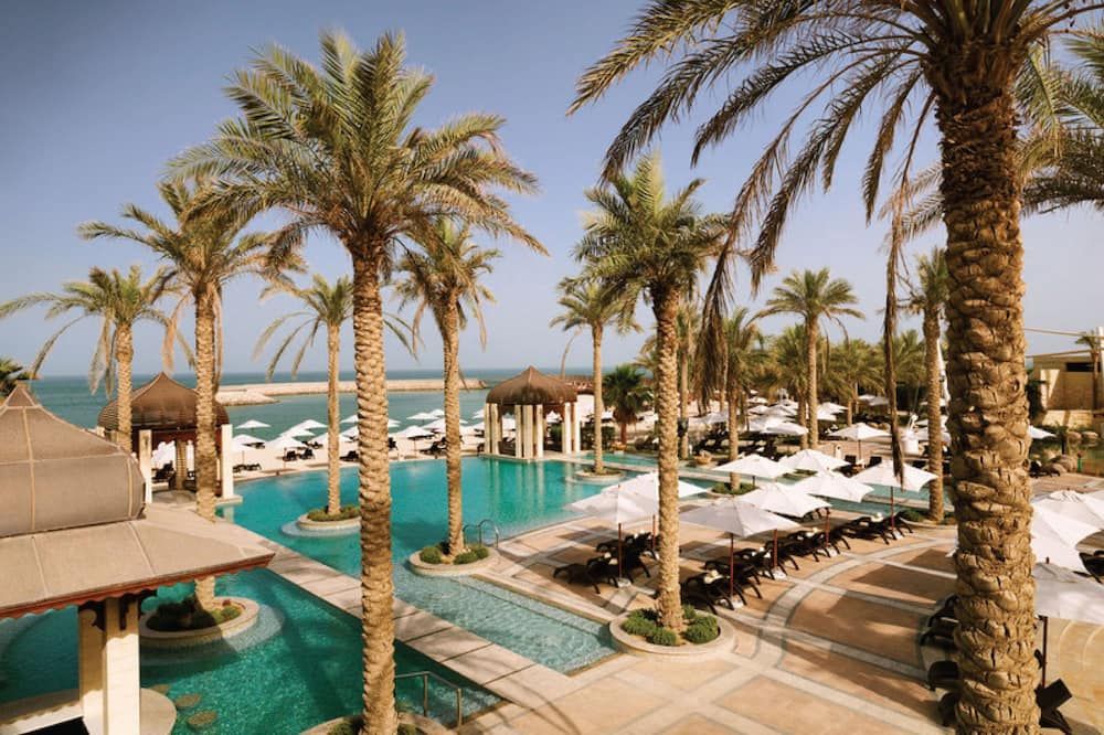 حوض السباحة