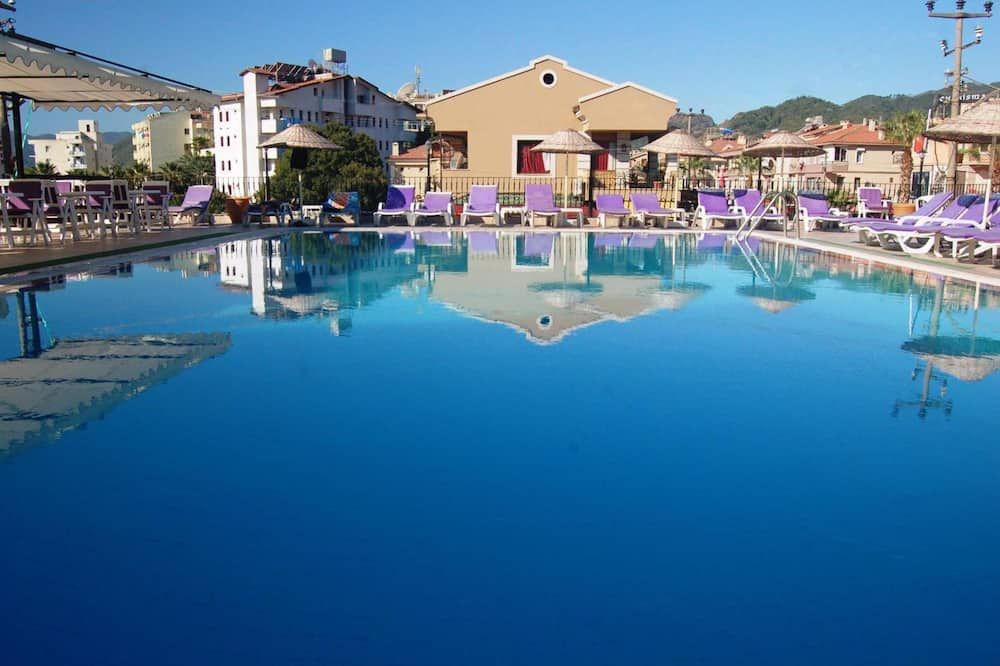 حوض السباحة صورة