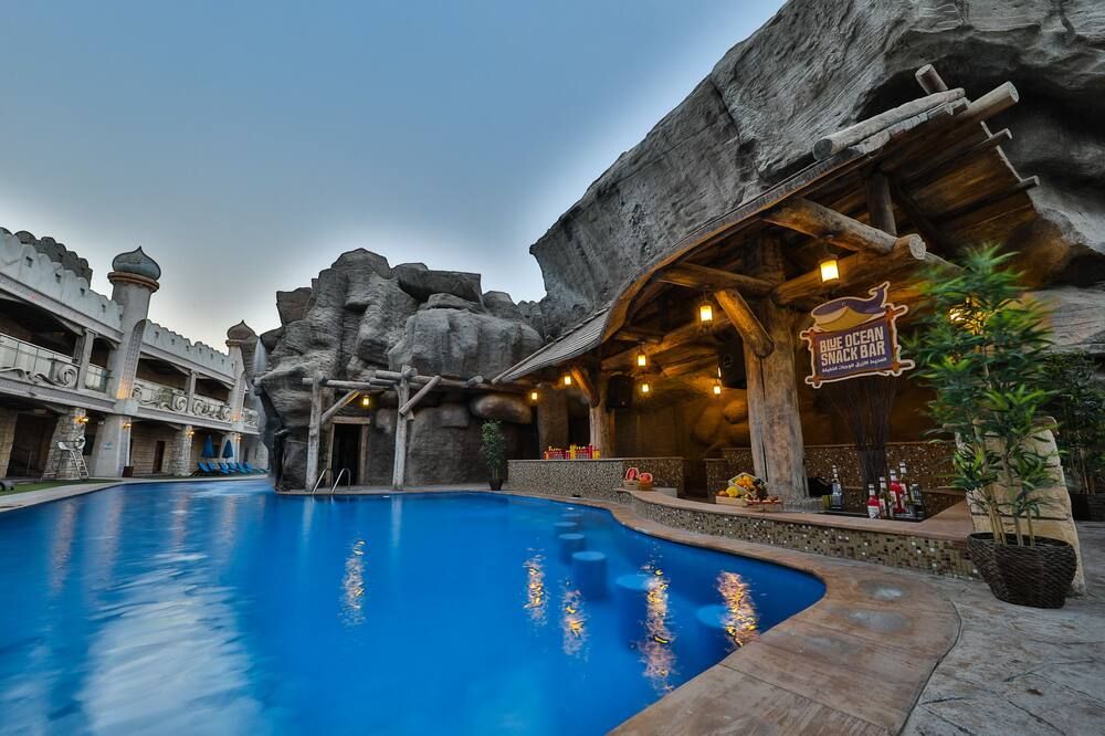 حوض السباحة