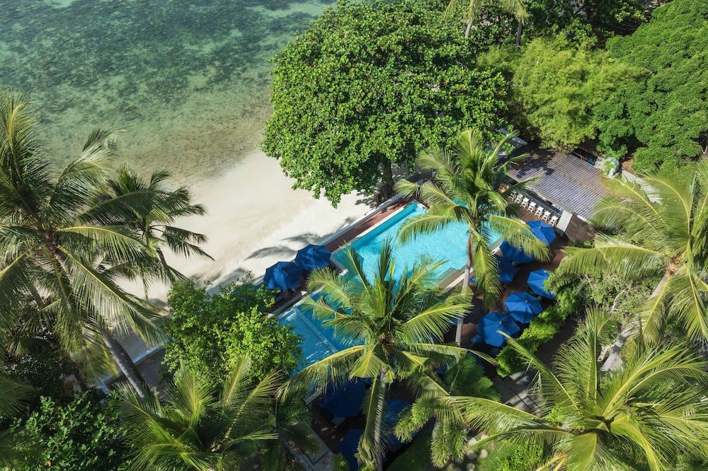 حوض السباحة