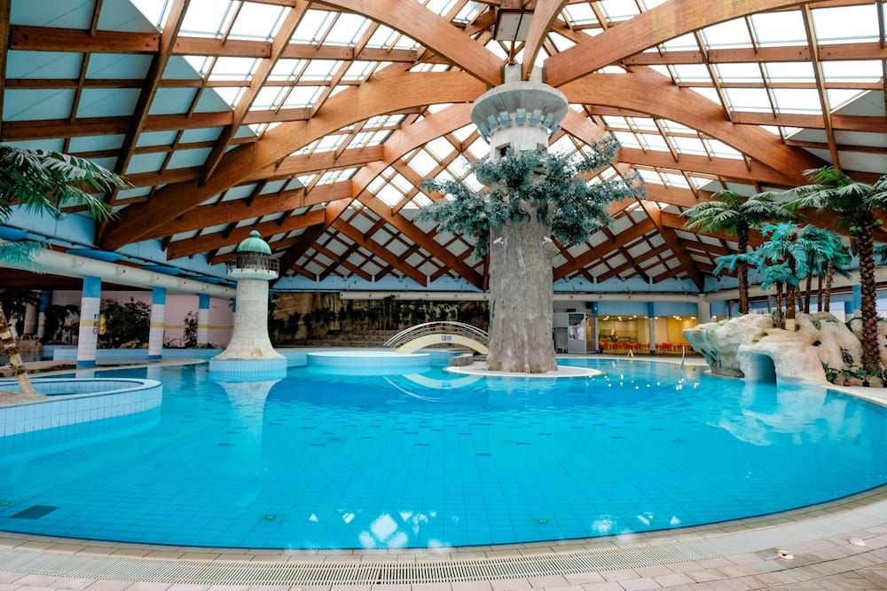 حوض السباحة