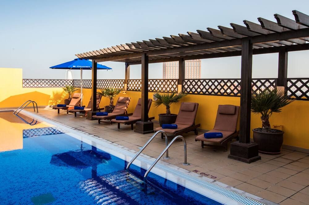 حوض السباحة