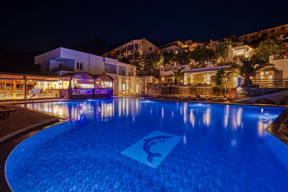 حوض السباحة