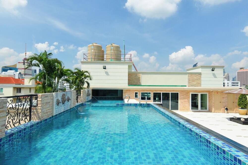 حوض السباحة