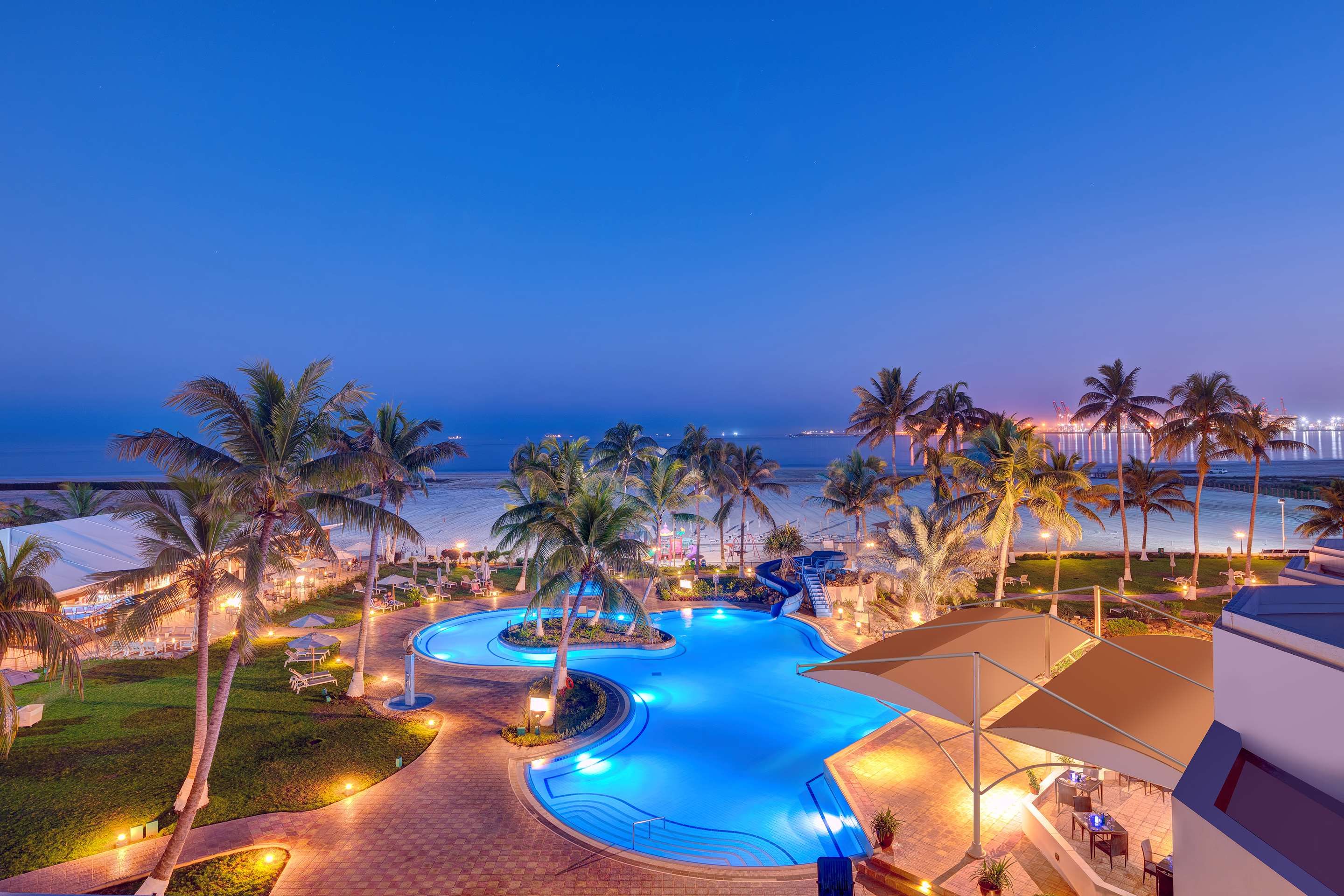 حوض السباحة