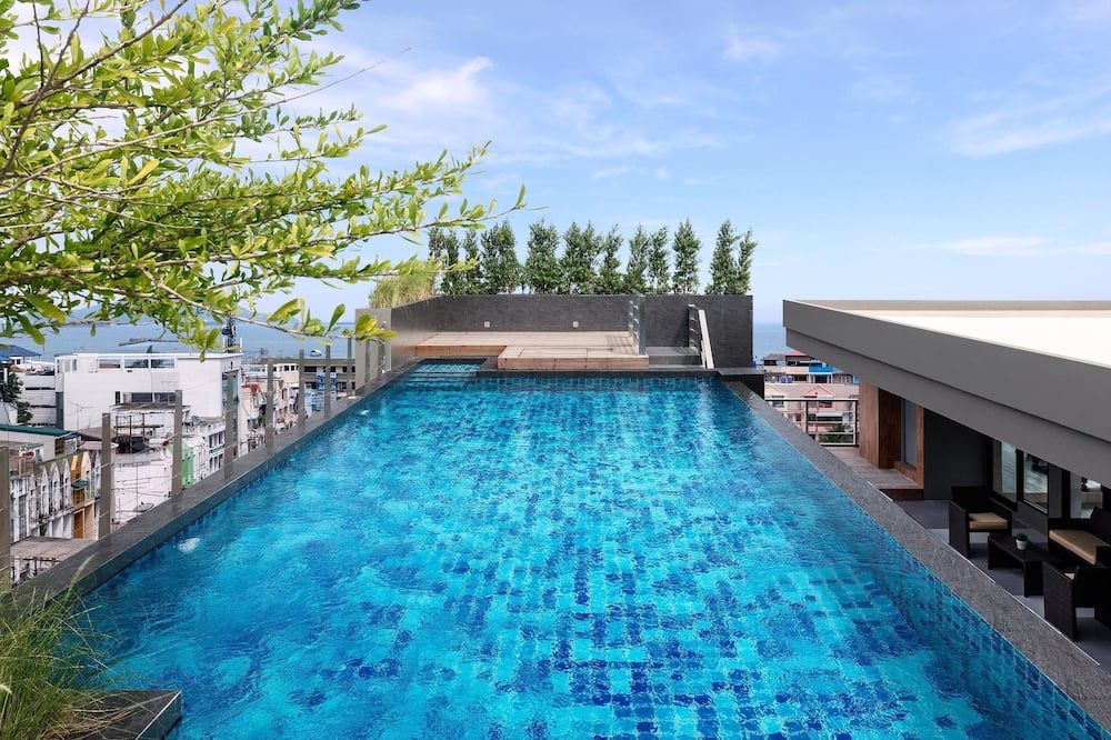 حوض السباحة