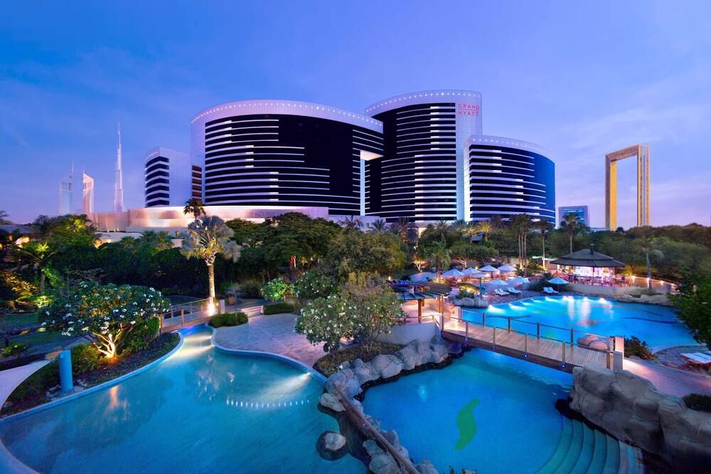 حوض السباحة