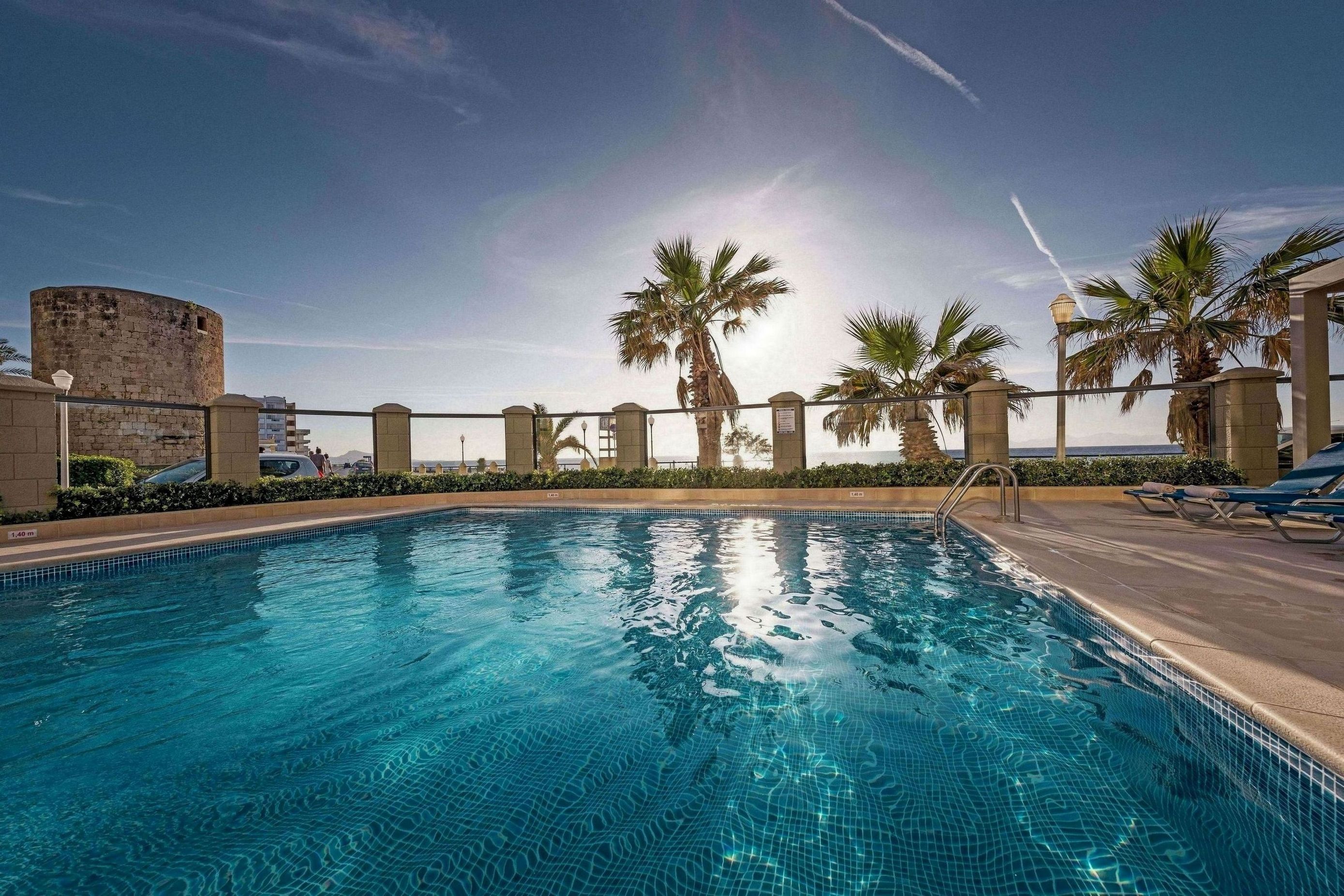 حوض السباحة