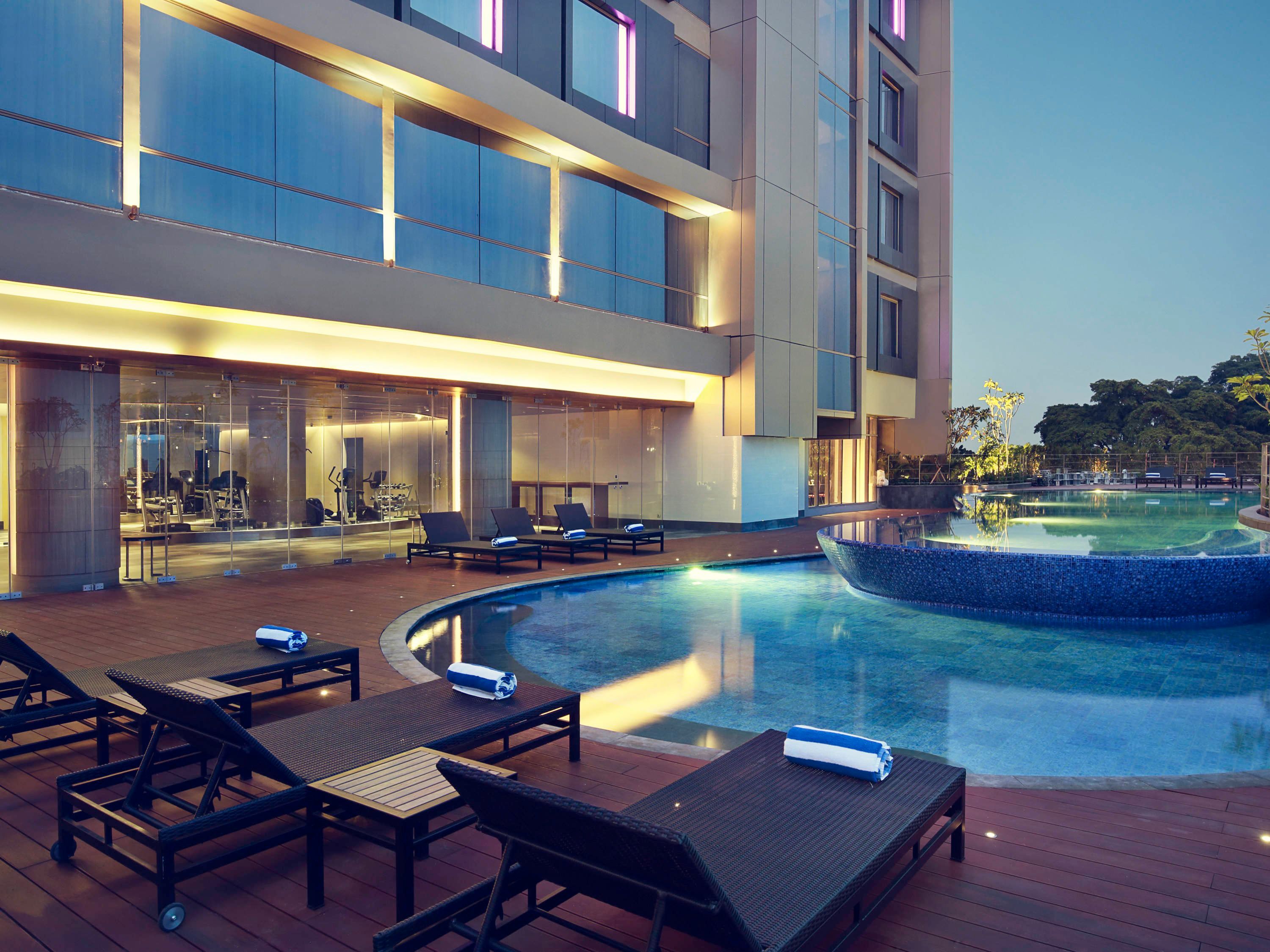 حوض السباحة