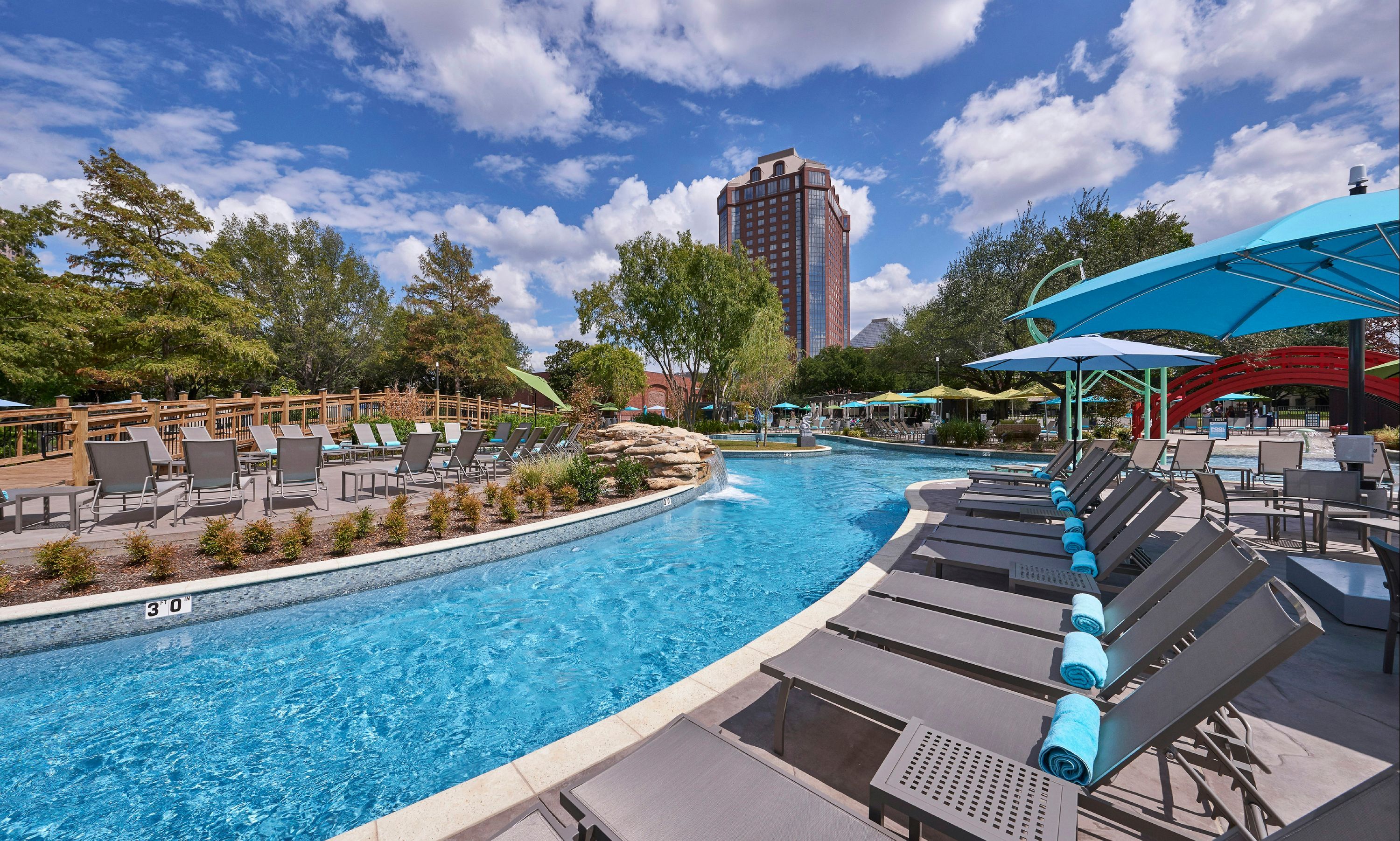 حوض السباحة