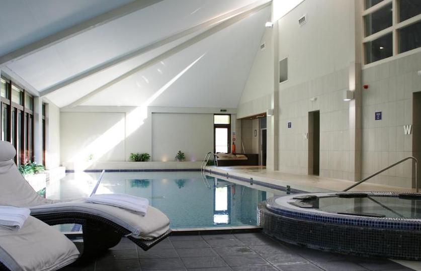 حوض السباحة