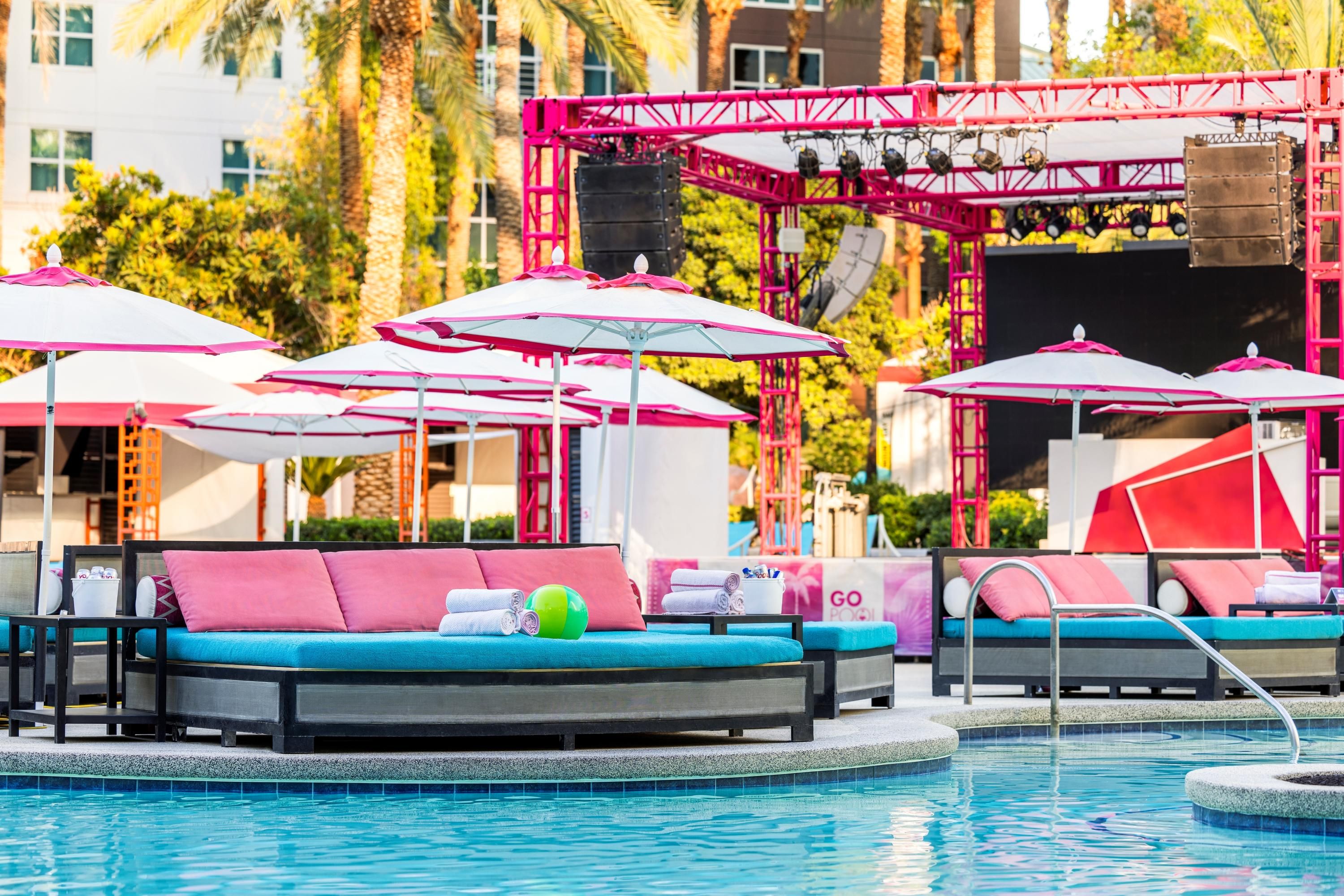 حوض السباحة