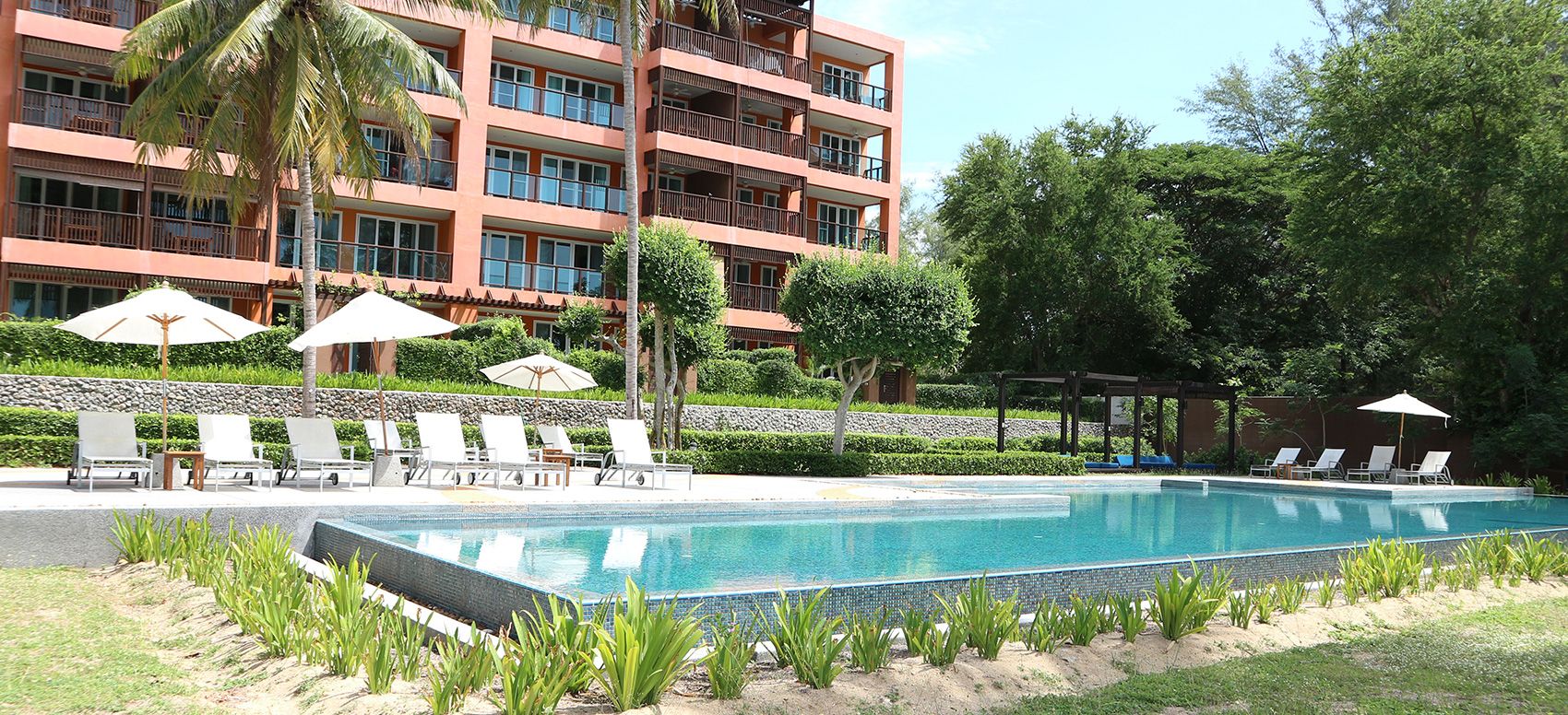 حوض السباحة