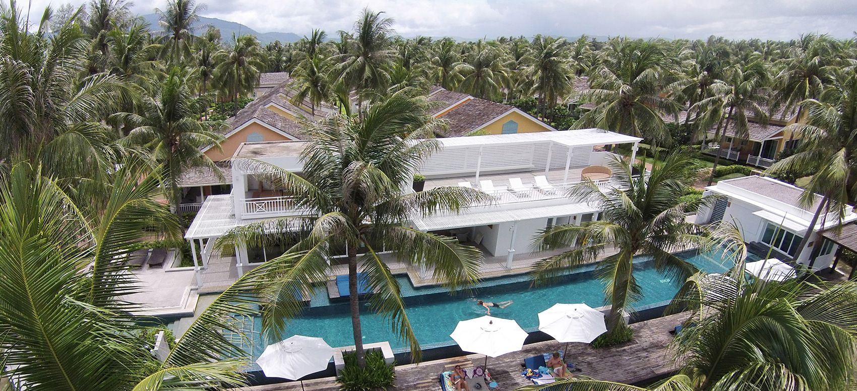 حوض السباحة