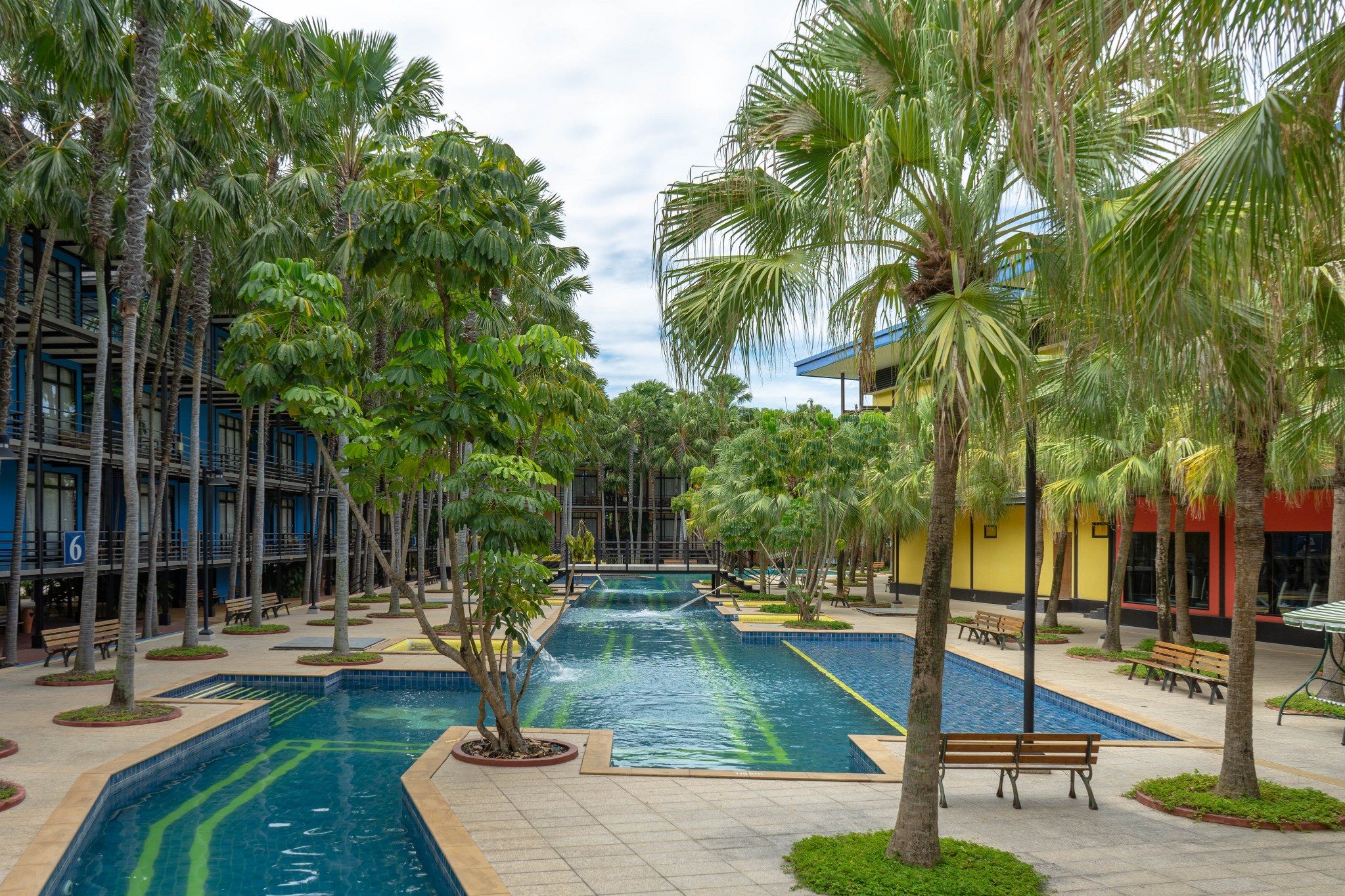 حوض السباحة