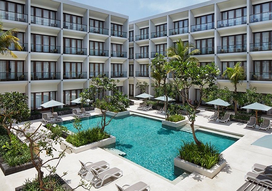 حوض السباحة