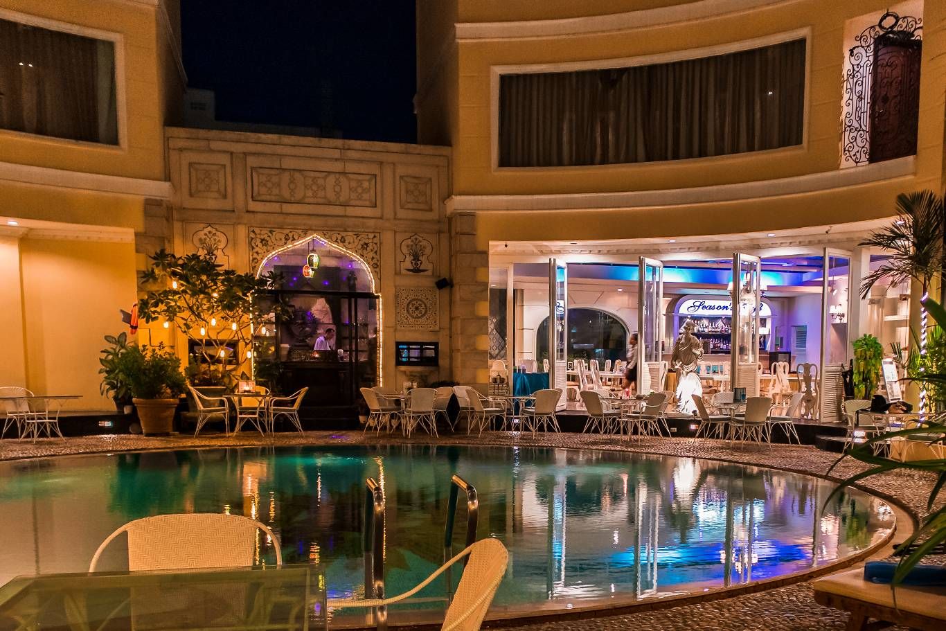 حوض السباحة