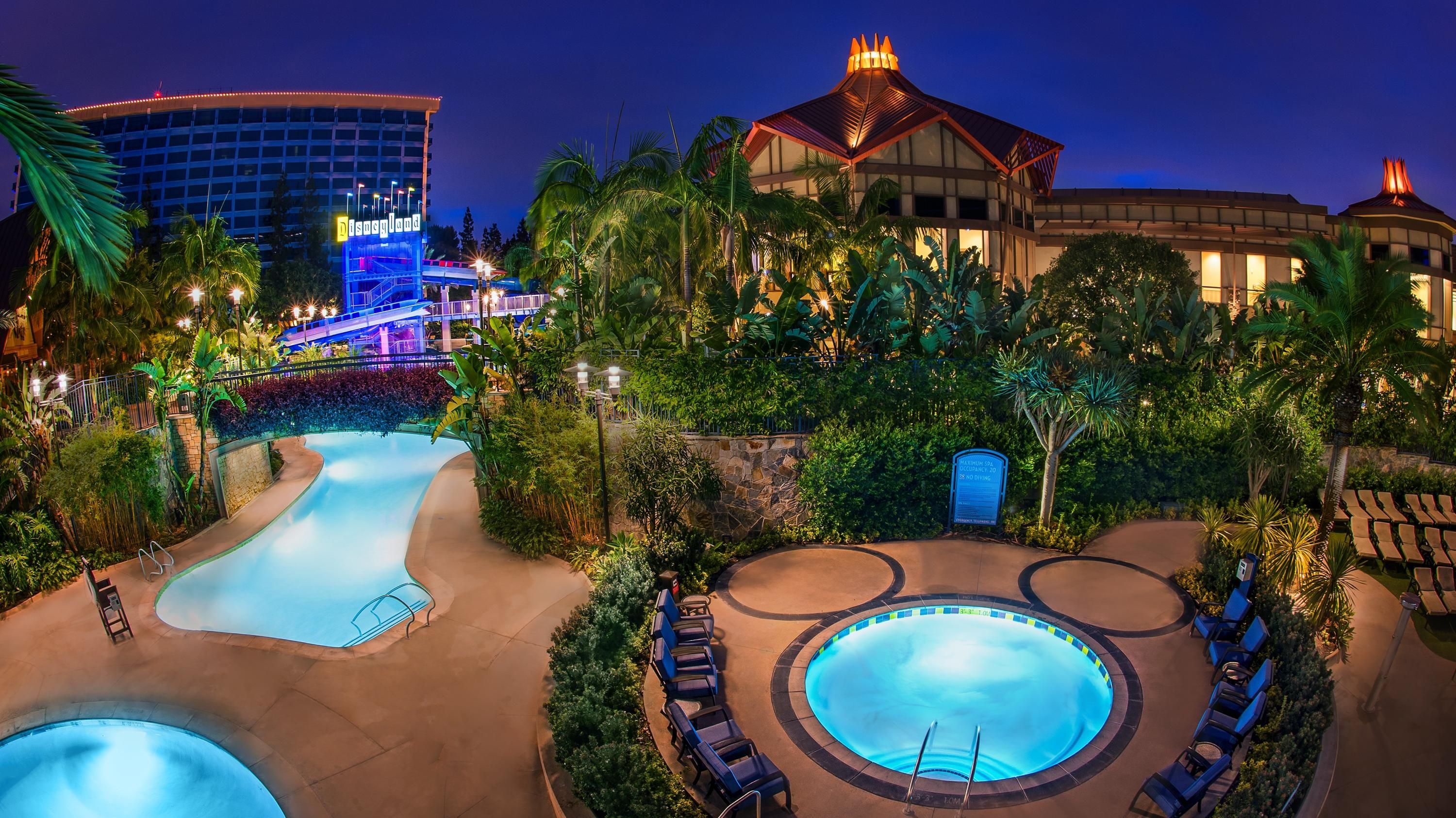 حوض السباحة