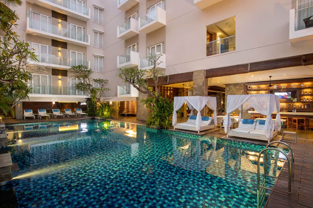 حوض السباحة