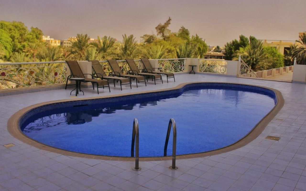 حوض السباحة