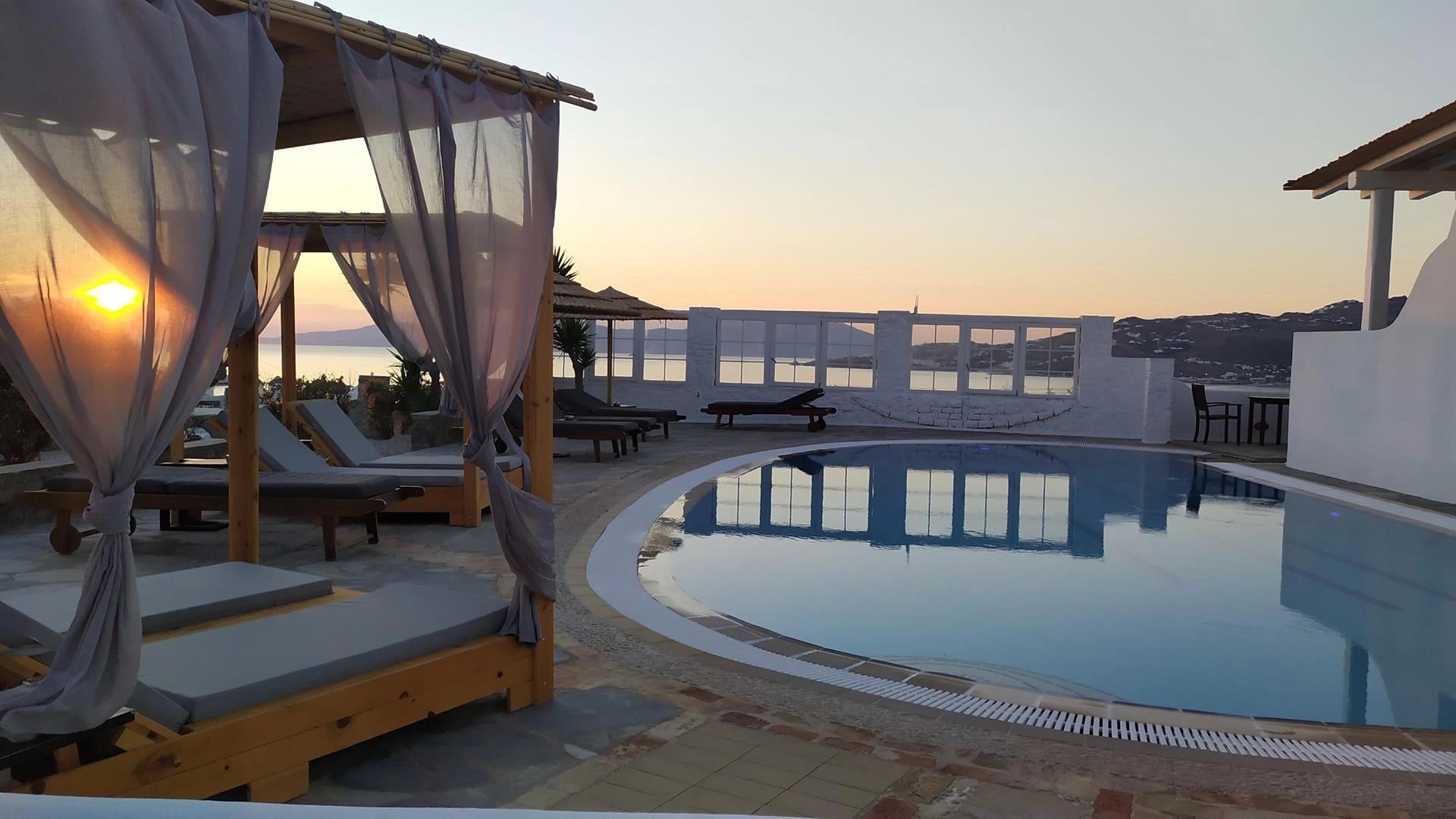 حوض السباحة