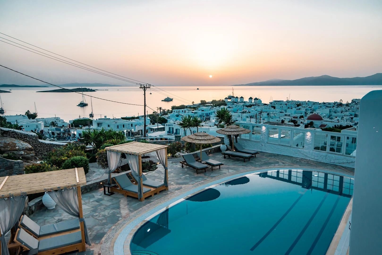 حوض السباحة