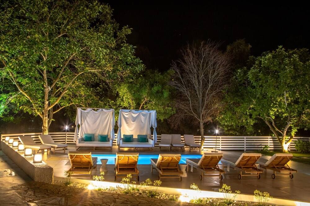 حوض السباحة