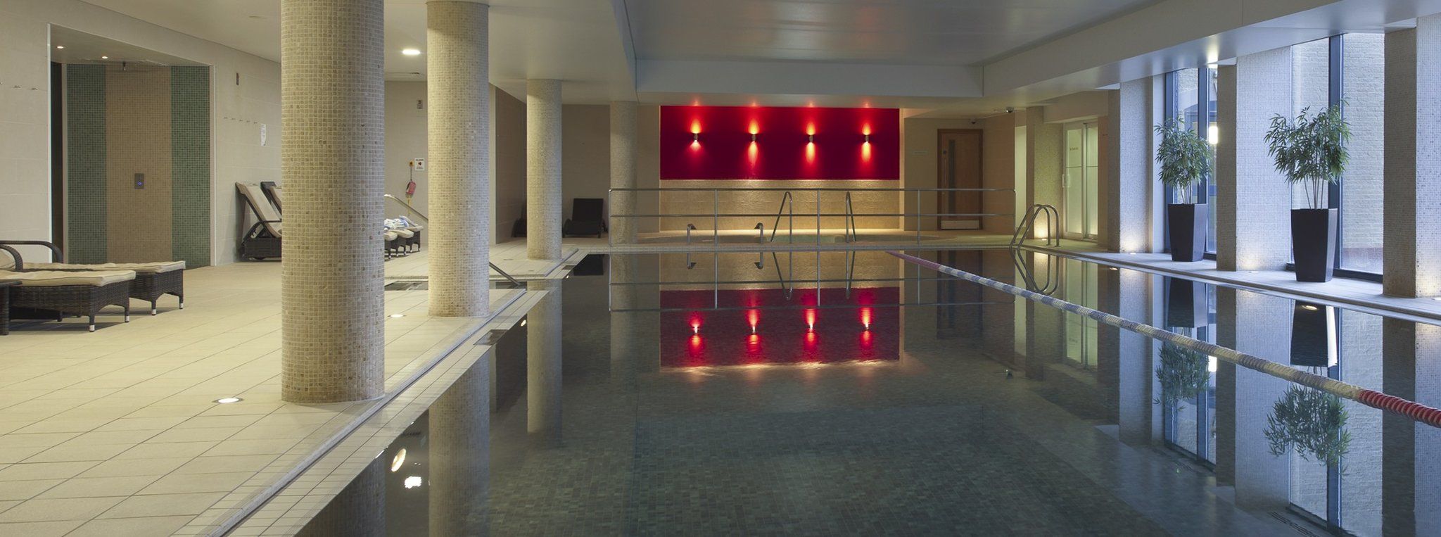 حوض السباحة