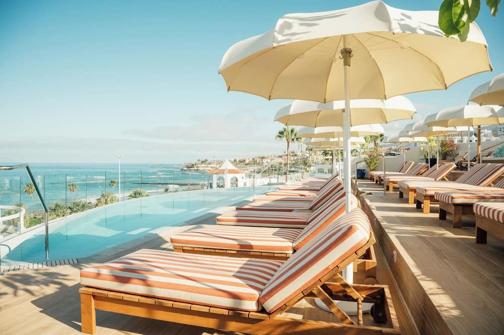 حوض السباحة