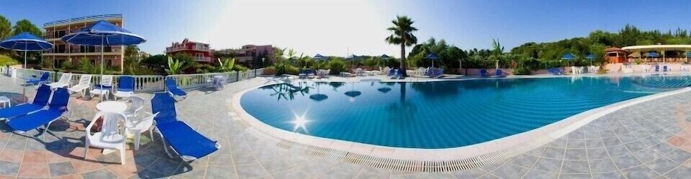 حوض السباحة