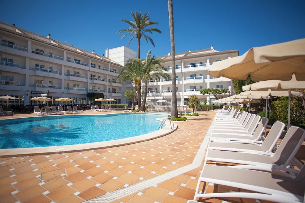 حوض السباحة