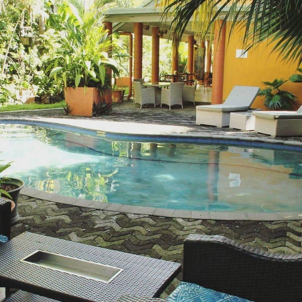 حوض السباحة