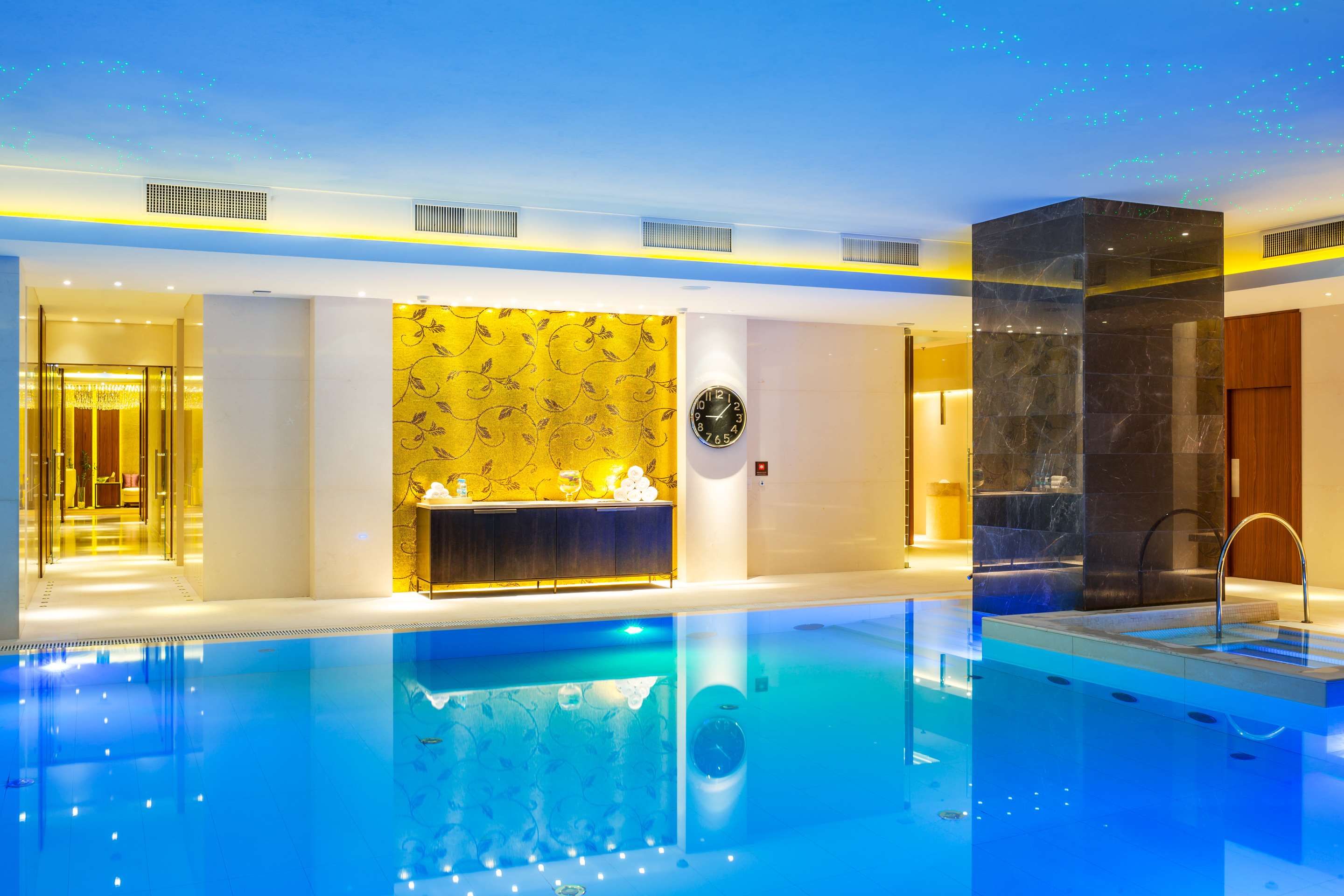 حوض السباحة