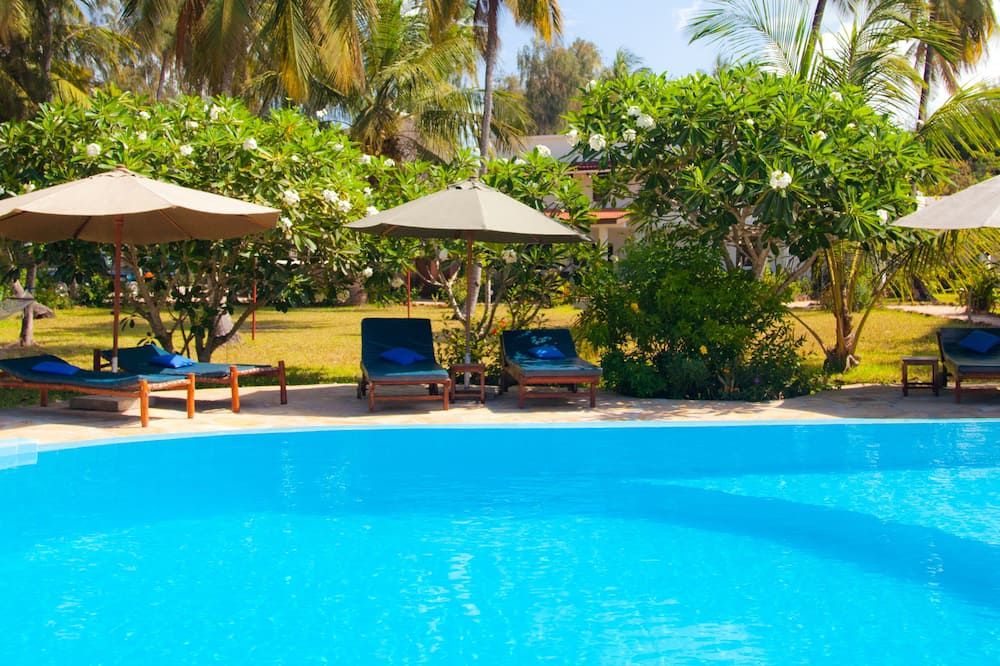 حوض السباحة