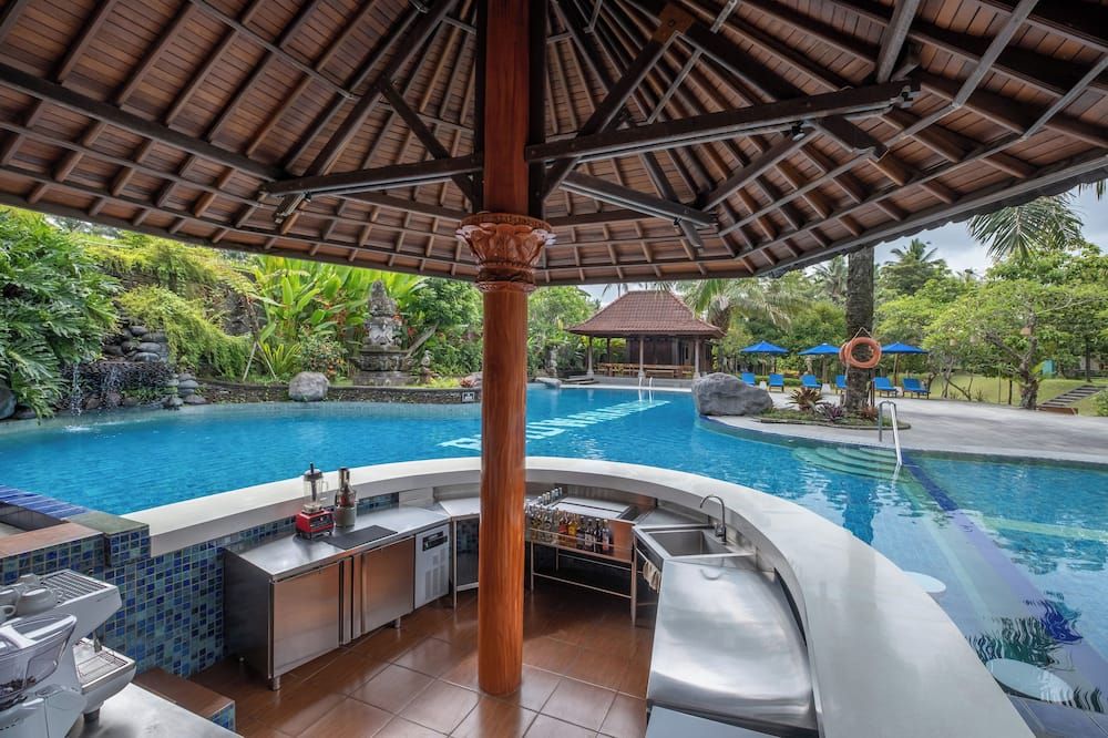 حوض السباحة