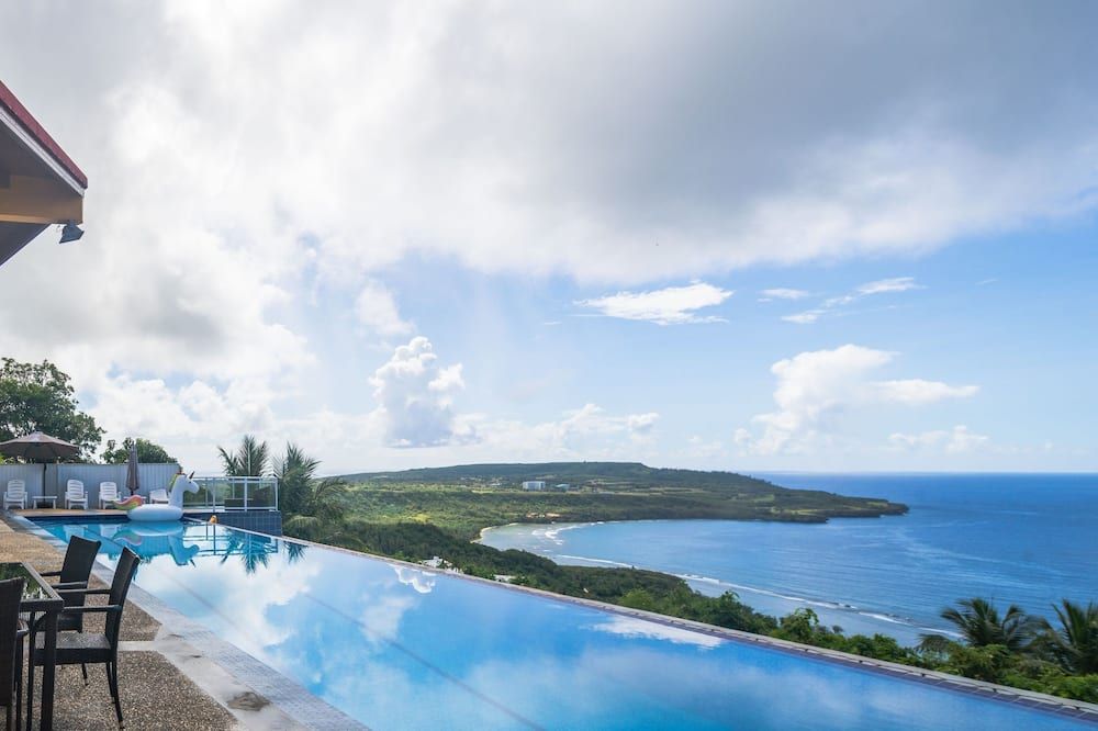 حوض السباحة