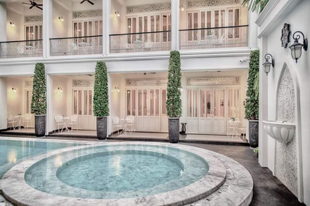 حوض السباحة