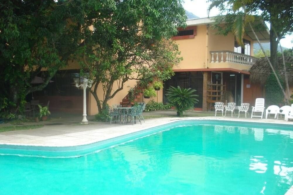 حوض السباحة صورة