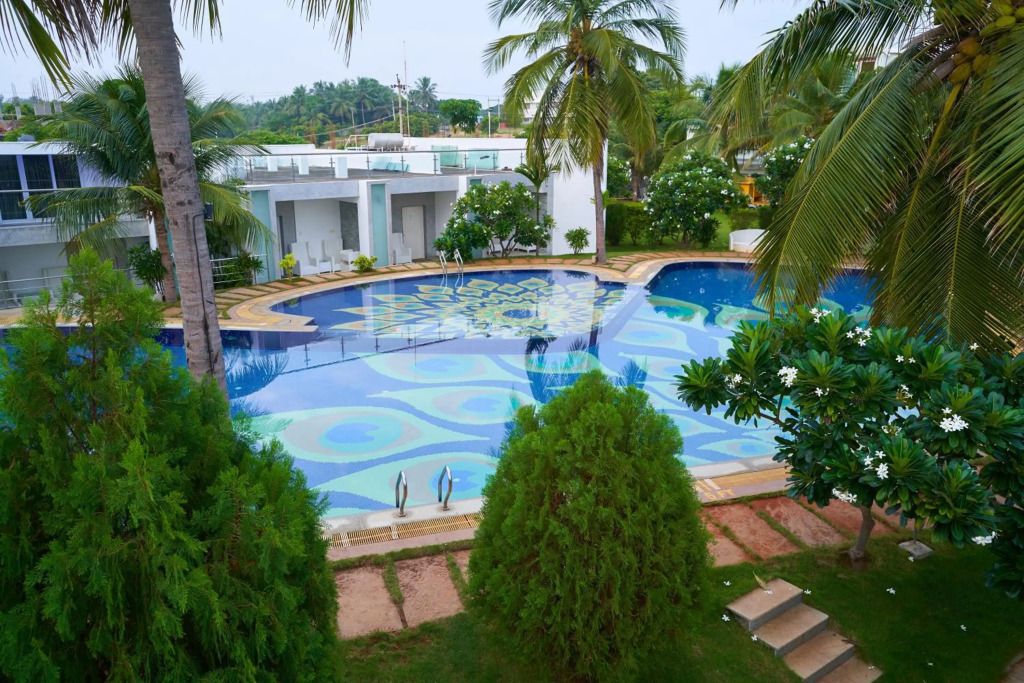 حوض السباحة