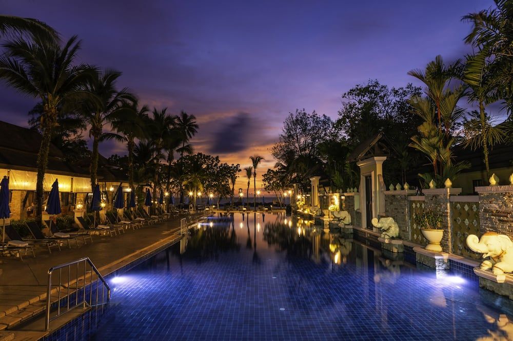 حوض السباحة