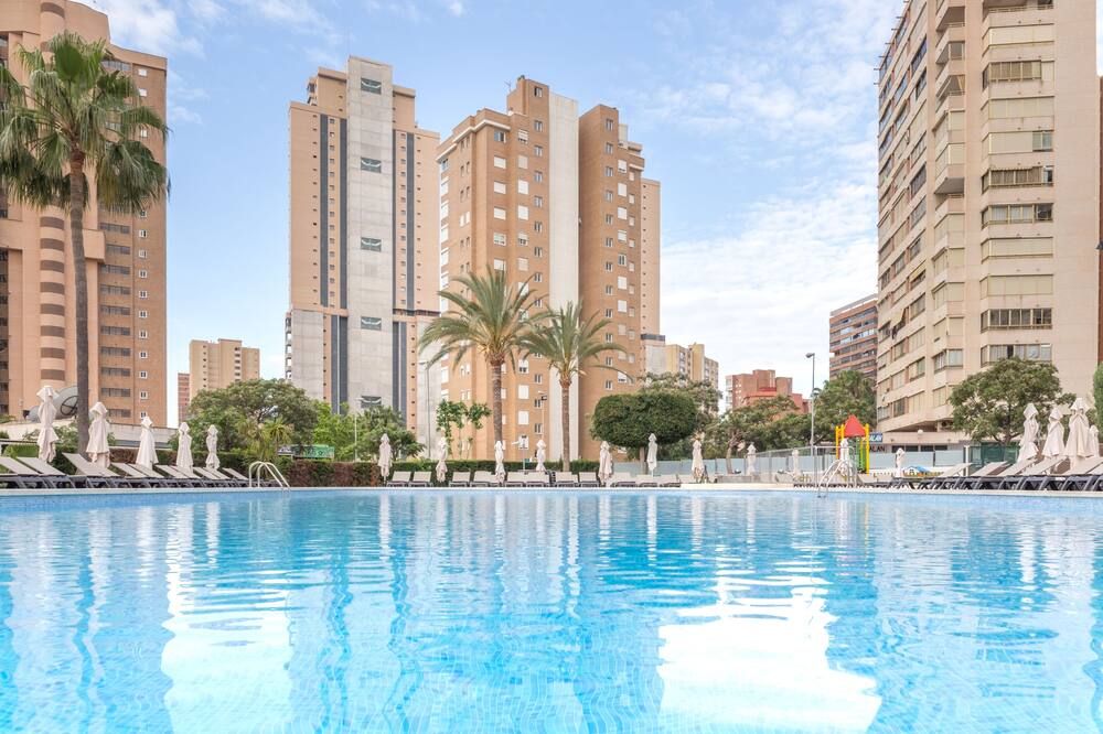 حوض السباحة